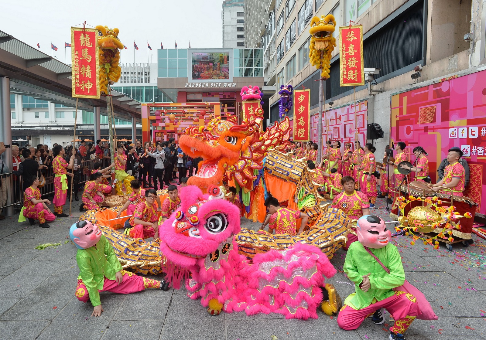 農曆新年期間，金龍和醒獅在海運大廈廣場翻騰跳躍，向市民恭賀新春。 (2015)