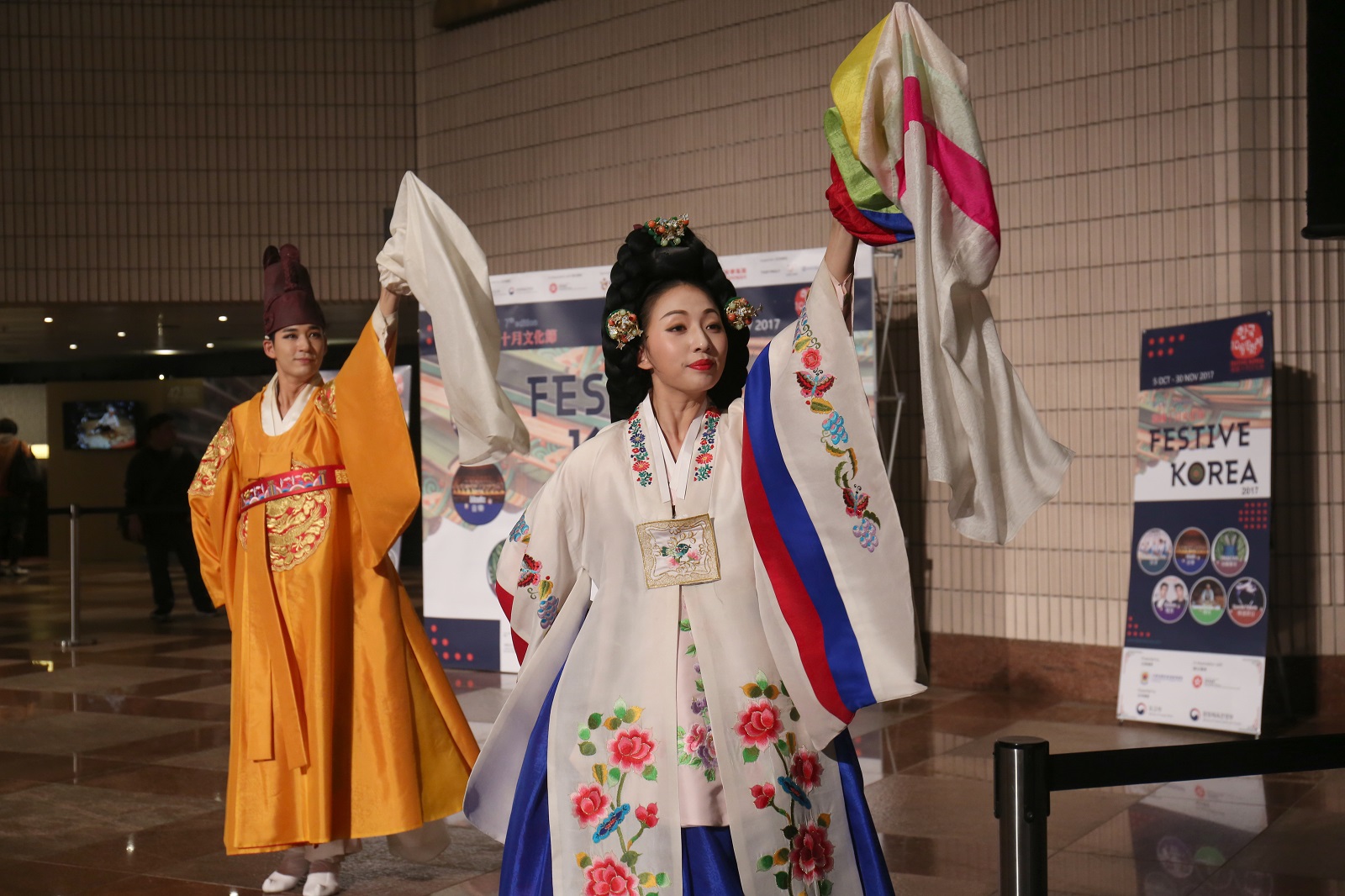韩国传统音乐及舞蹈表演。 (2017)