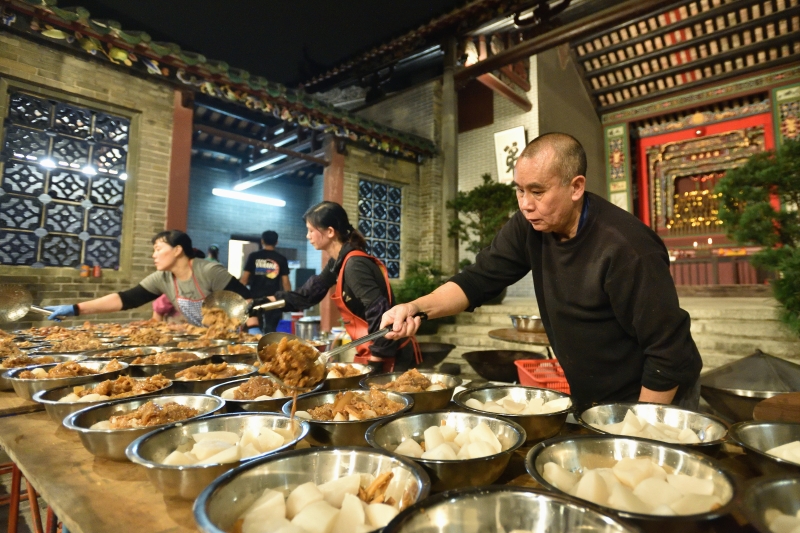 Traditional dishes being prepared at Tang Ancestral Hall. (2017)