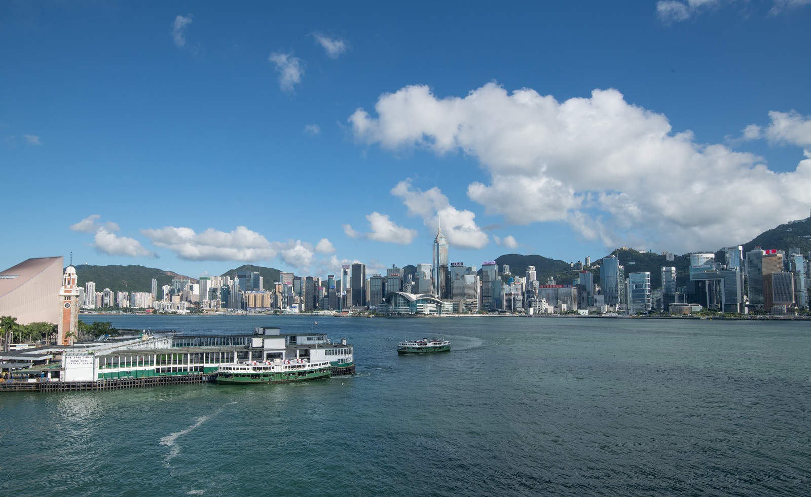 Wide view of Victoria Harbour. (2020)