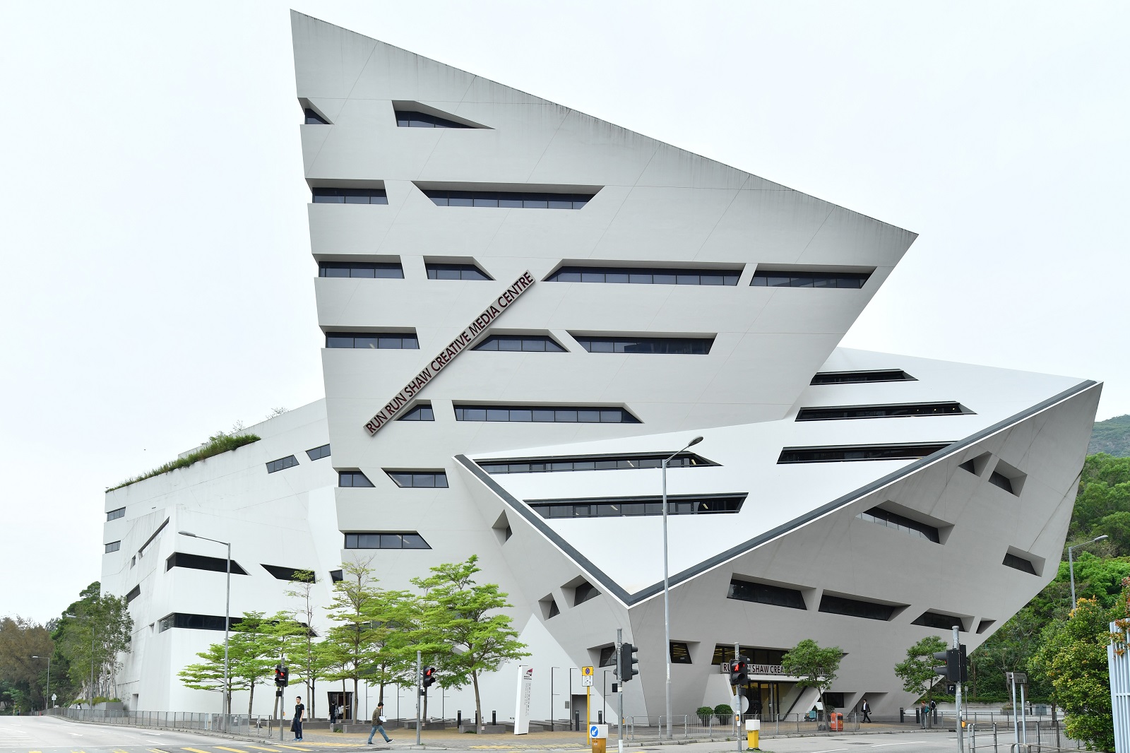 香港城市大學邵逸夫創意媒體中心被德國漢堡的安普瑞斯建築顧問公司評選為世界十大最美麗大學建築之一。 (2017)